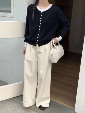 블랙 오버핏 가디건과 베이지 와이드팬츠 전신 코디 사진