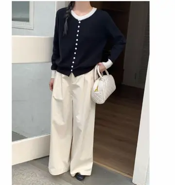 블랙·화이트 톤 가디건과 와이드팬츠 전신 코디 사진
