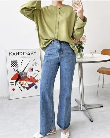 베이지·카키 톤 오버핏 가디건과 청바지 전신 코디 사진