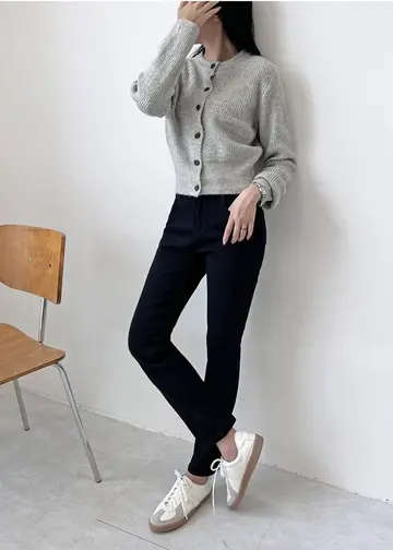 그레이·블랙 톤 가디건과 청바지 전신 코디 사진