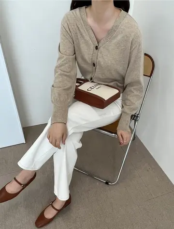 그레이·브라운 톤 가디건과 와이드팬츠 전신 코디 사진