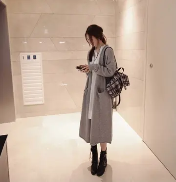 그레이 오버핏 가디건과 그레이 롱스커트 전신 코디 사진
