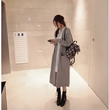 그레이·차콜 톤 가디건과 롱스커트 전신 코디 사진