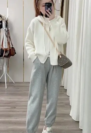 오버핏 가디건과 화이트 집업 전신 코디 사진