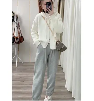 아이보리·베이지 톤 가디건과 집업 전신 코디 사진