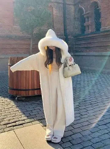 베이지·차콜 톤 오버핏 가디건과 와이드팬츠 전신 코디 사진