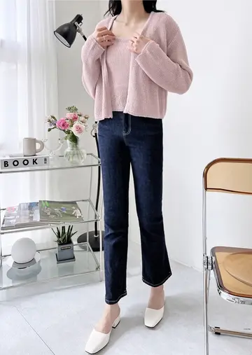 핑크 오버핏 가디건과 청바지 전신 코디 사진