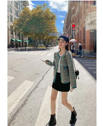 차콜·그레이 톤 트위드자켓과 니트 전신 코디 사진