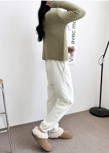 카키·브라운 톤 가디건과 조거팬츠 전신 코디 사진