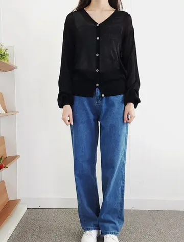 블랙 오버핏 크롭 가디건과 청바지 전신 코디 사진