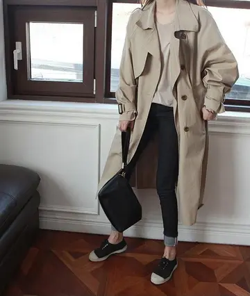 브라운·블랙 톤 트렌치코트와 청바지 전신 코디 사진