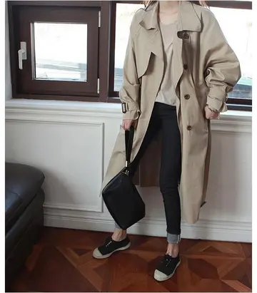 브라운·블랙 톤 트렌치코트와 청바지 전신 코디 사진