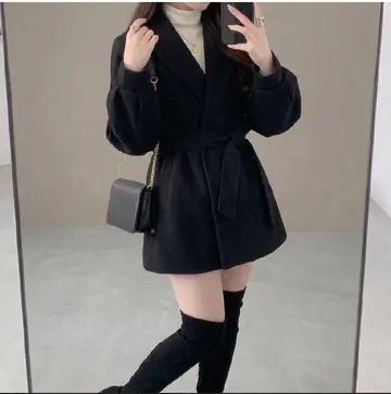블랙·베이지 톤 트렌치코트와 니트 전신 코디 사진