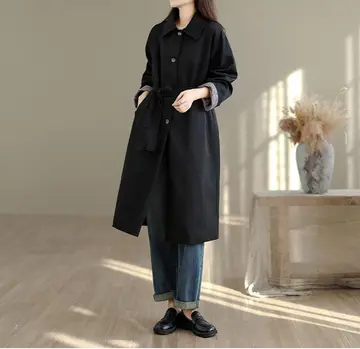 블랙·차콜 톤 트렌치코트와 셔츠 전신 코디 사진