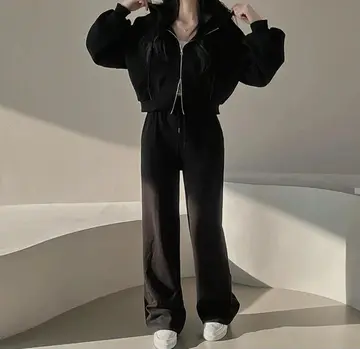 블랙 오버핏 후드집업과 블랙 조거팬츠 전신 코디 사진