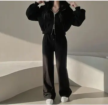 블랙·그레이 톤 후드집업과 조거팬츠 전신 코디 사진