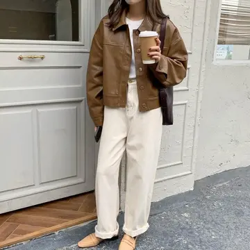 브라운 오버핏 재킷과 셔츠 전신 코디 사진