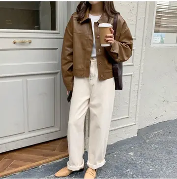 브라운·블랙 톤 재킷과 셔츠 전신 코디 사진