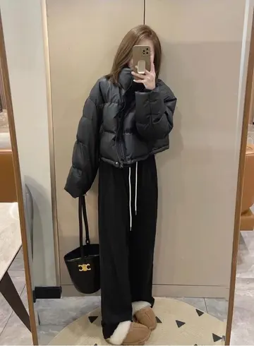 블랙 오버핏 롱패딩과 블랙 조거팬츠 전신 코디 사진