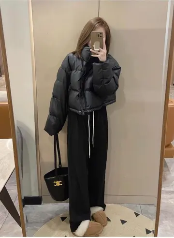 블랙·차콜 톤 롱패딩과 조거팬츠 전신 코디 사진