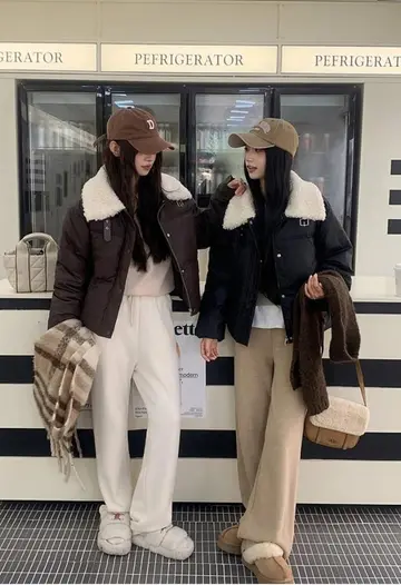 블랙·브라운 톤 롱패딩과 니트 전신 코디 사진