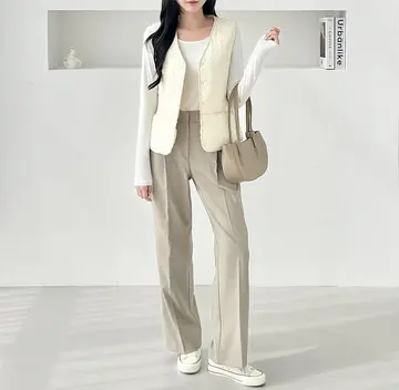 아이보리 오버핏 패딩과 나시 전신 코디 사진