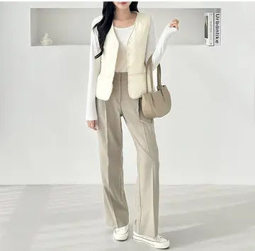 베이지·그레이 톤 패딩과 나시 전신 코디 사진