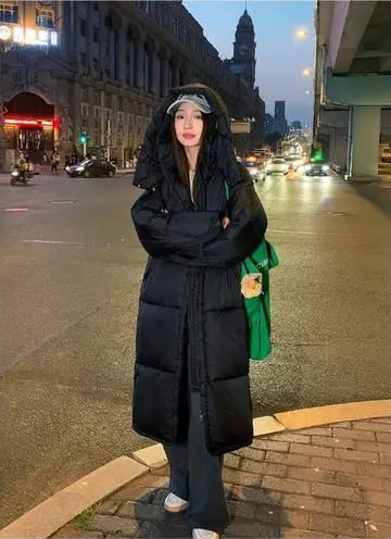 블랙 오버핏 롱패딩과 후드티 전신 코디 사진