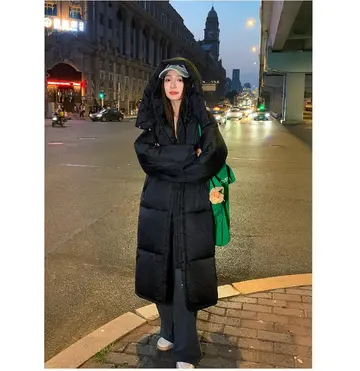블랙·베이지 톤 롱패딩과 후드티 전신 코디 사진