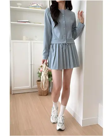 그레이·스카이블루 톤 가디건과 미니스커트 전신 코디 사진