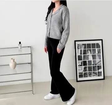 그레이·블랙 톤 가디건과 조거팬츠 전신 코디 사진