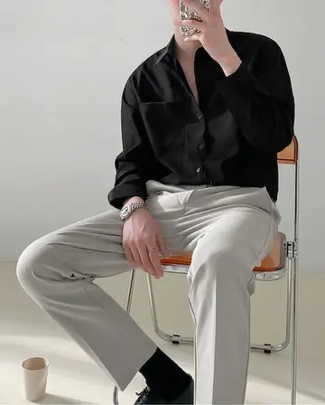 블랙 스트라이프 셔츠와 슬랙스 전신 코디 사진