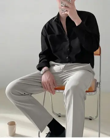 블랙·그레이 톤 스트라이프 셔츠와 슬랙스 전신 코디 사진