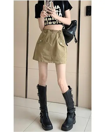 블랙·그레이 톤 스커트와 반팔티 전신 코디 사진