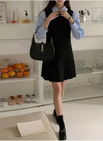 블랙 톤 원피스 전신 코디 사진