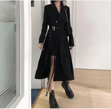 블랙·차콜 톤 롱원피스와 트렌치코트 전신 코디 사진