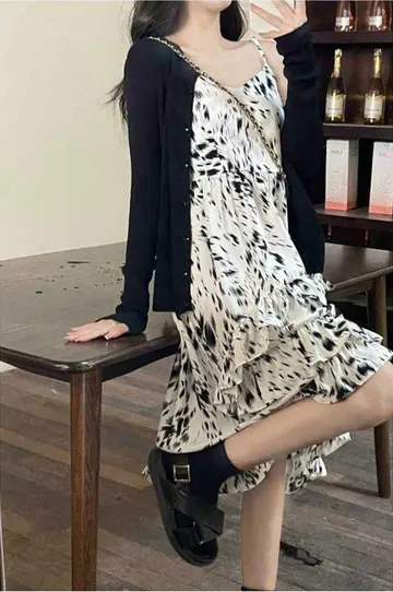 원피스와 블랙 가디건 전신 코디 사진