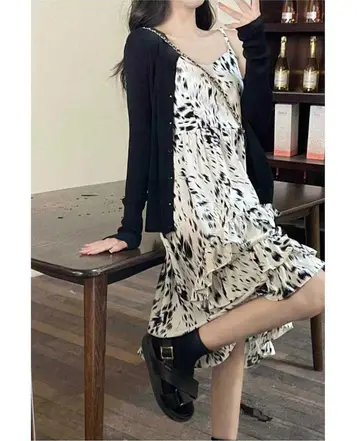 블랙·아이보리 톤 원피스와 가디건 전신 코디 사진