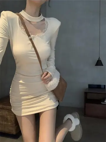 그레이·베이지 톤 원피스 전신 코디 사진