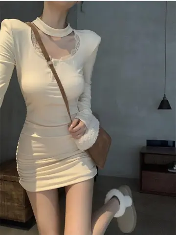 그레이·베이지 톤 원피스 전신 코디 사진
