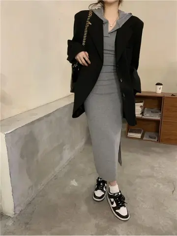 블랙·그레이 톤 원피스와 블레이저 전신 코디 사진