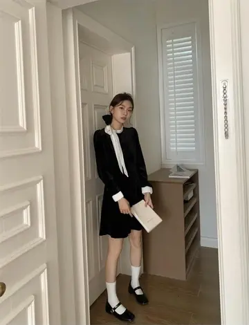 롱원피스와 블랙 블라우스 전신 코디 사진