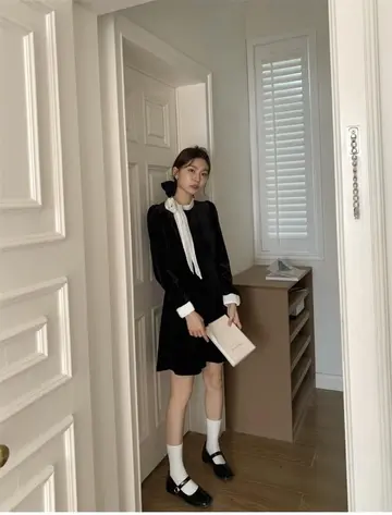 블랙·베이지 톤 롱원피스와 블라우스 전신 코디 사진
