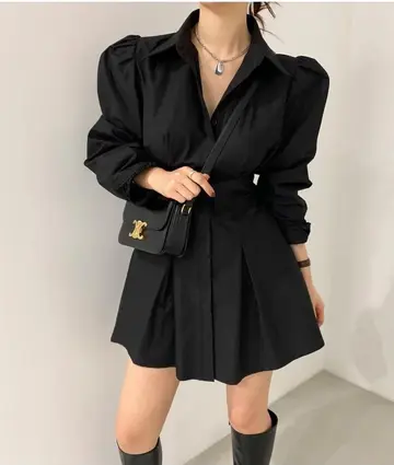블랙·차콜 톤 원피스와 블라우스 전신 코디 사진