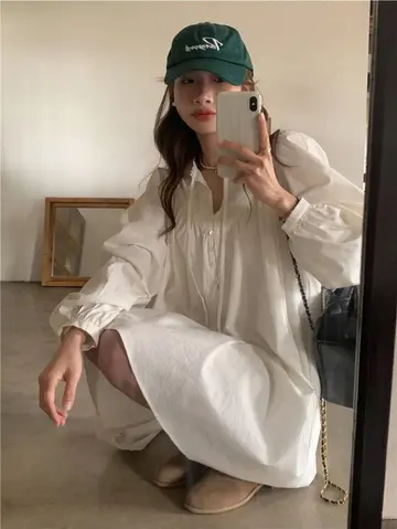 오버핏 원피스와 아이보리 블라우스 전신 코디 사진