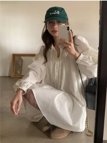 그레이·베이지 톤 원피스와 블라우스 전신 코디 사진