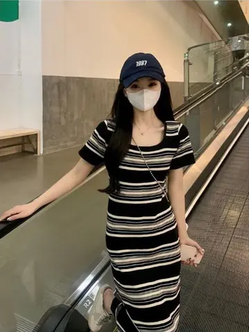 스트라이프 원피스 전신 코디 사진