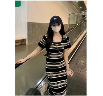 블랙·베이지 톤 원피스 전신 코디 사진
