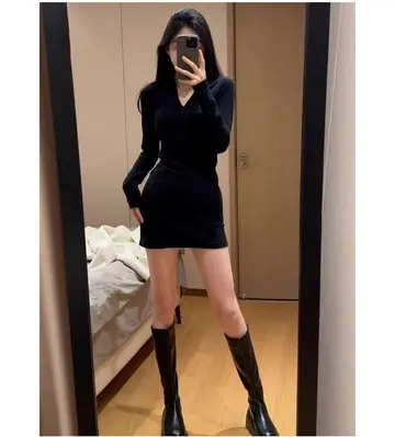 블랙 톤 원피스와 니트 전신 코디 사진