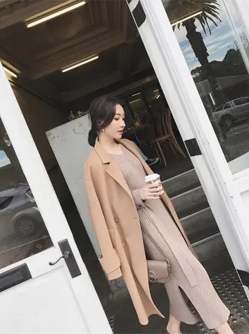 카멜 오버핏 원피스와 카멜 코트 전신 코디 사진